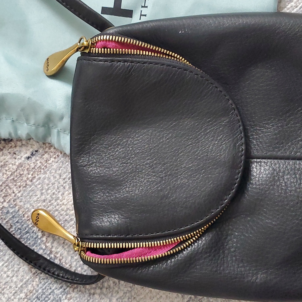 Hobo Black Pebbled Leather Zip Crossbody Bag with Dust Bag - Picture 2 of 15
